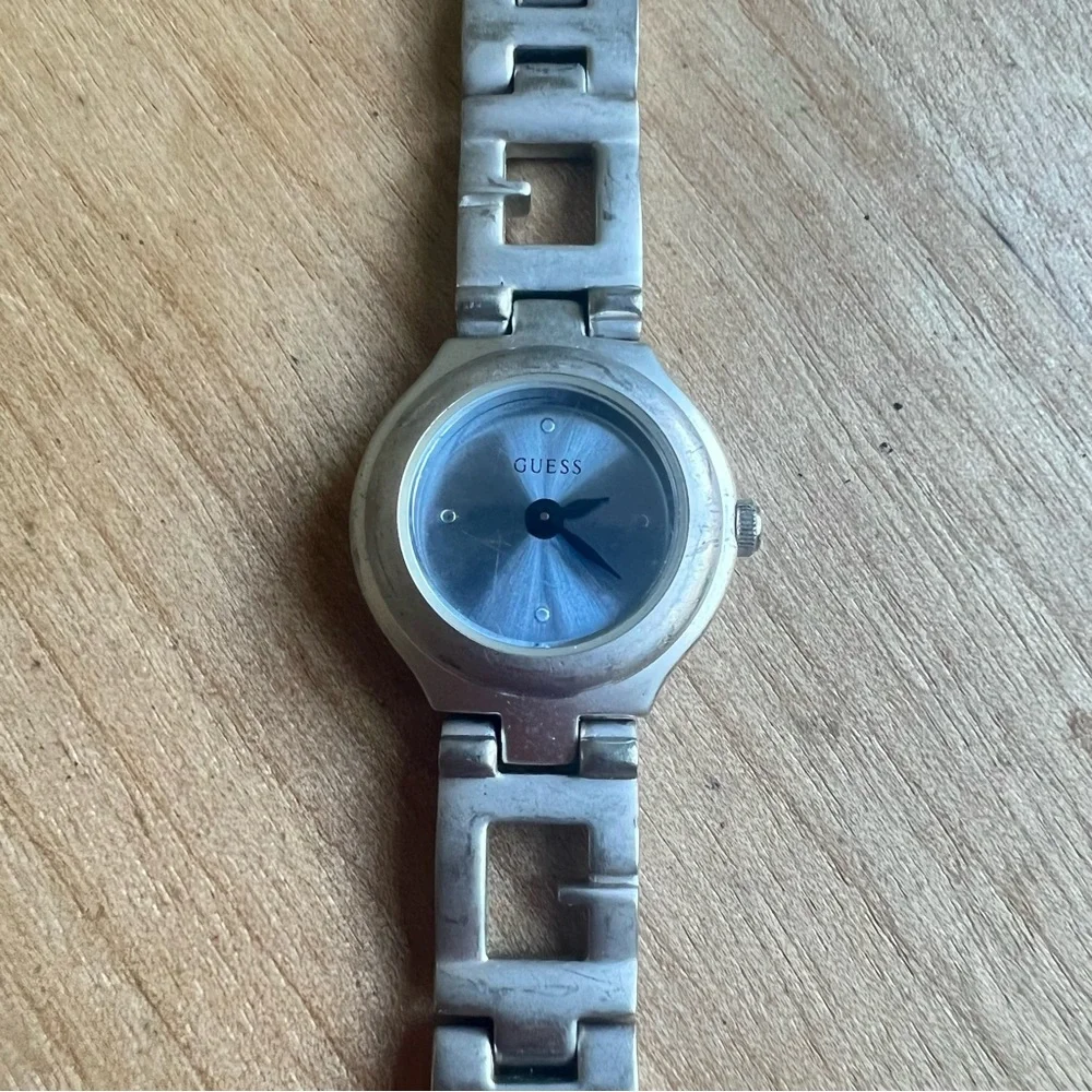 Guess ladies round silver tone G bracelet watch NEW BATTERY